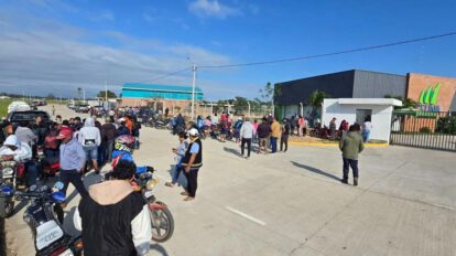 Los clientes concentrados en el exterior de la oficina