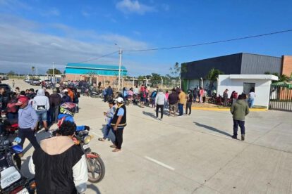 Los clientes concentrados en el exterior de la oficina