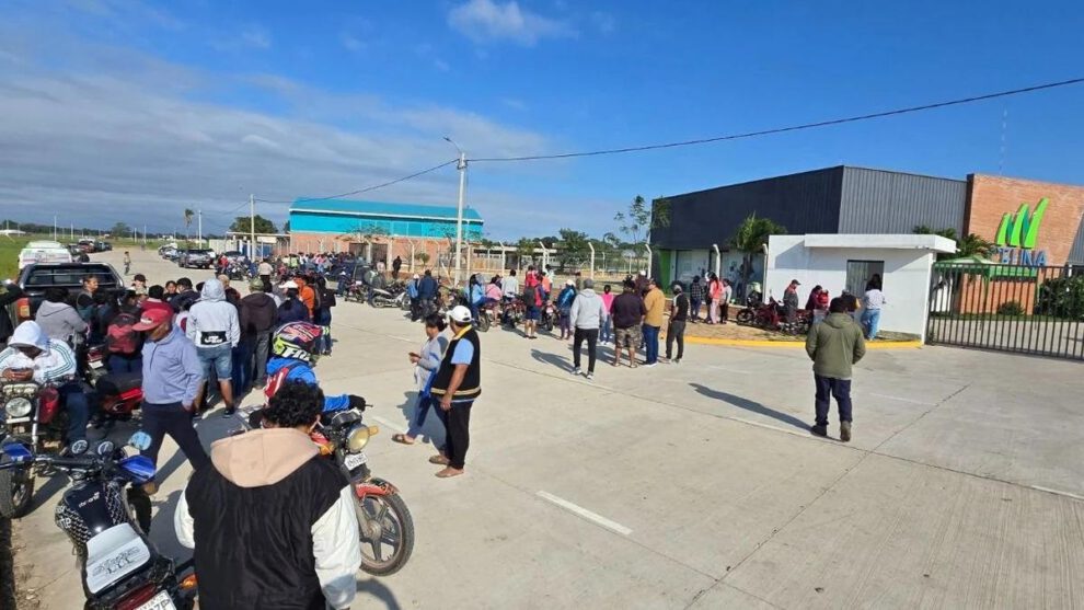 Los clientes concentrados en el exterior de la oficina