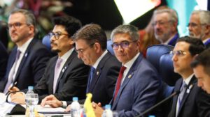 El presidente de Bolivia, Rodrigo Paz (c), participa en la 68 Cumbre de Presidentes del Mercosur este 30 de junio de 2026, en Luque (Paraguay).