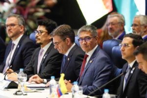 El presidente de Bolivia, Rodrigo Paz (c), participa en la 68 Cumbre de Presidentes del Mercosur este 30 de junio de 2026, en Luque (Paraguay).