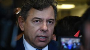 El presidente del Senado, Diego Ávila, en conferencia de prensa