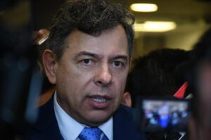 El presidente del Senado, Diego Ávila, en conferencia de prensa