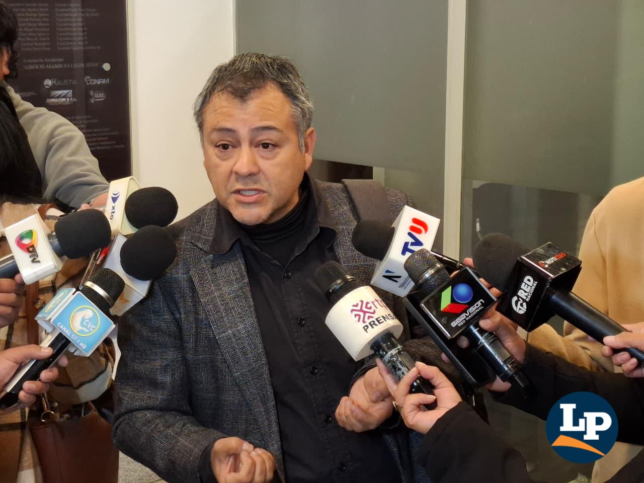 El senador Mentasti en conferencia de prensa