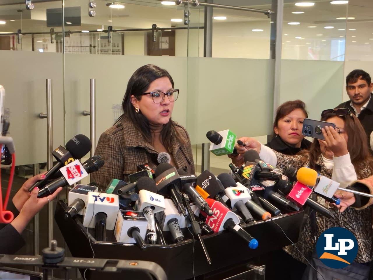 La diputada Claros en conferencia de prensa