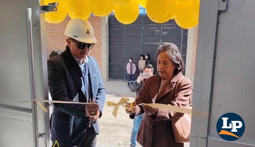 Momento del corte de cinta de la obra inaugurada