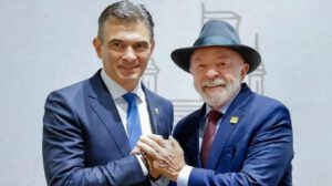 El presidente boliviano Rodrigo Paz junto a su homólogo brasileño, Luiz Inácio Lula da Silva