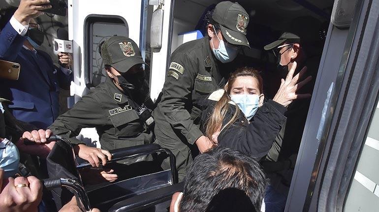 Traslado de Jeanine Añez por la Policía