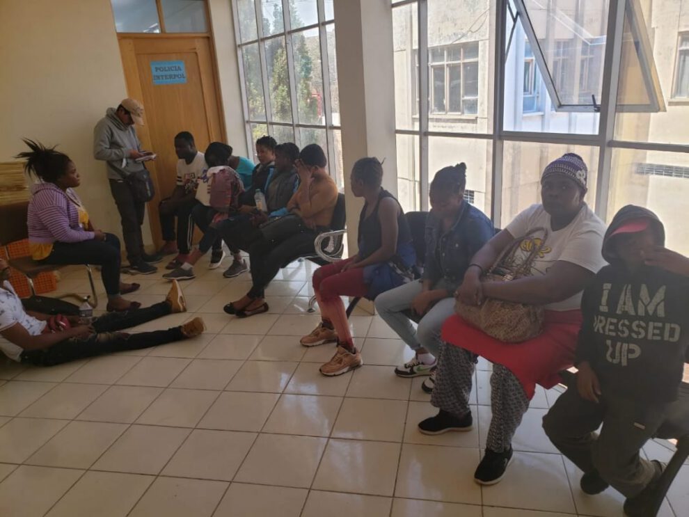 Haitianos descubiertos en Oruro intentando pasar a Chile