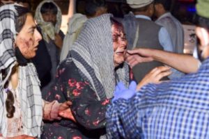 Mujeres heridas llegan a un hospital tras explosiones en Kabul