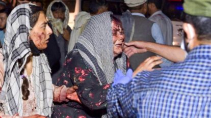 Mujeres heridas llegan a un hospital tras explosiones en Kabul