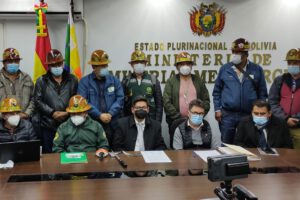 Cooperativistas mineros y Gobierno en acuerdo