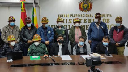 Cooperativistas mineros y Gobierno en acuerdo