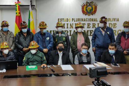 Cooperativistas mineros y Gobierno en acuerdo