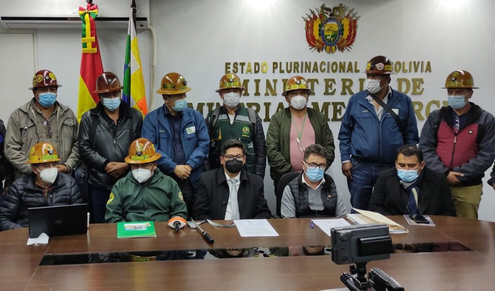 Cooperativistas mineros y Gobierno en acuerdo
