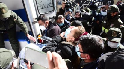 El momento del traslado de Jeanine Añez a un hospital