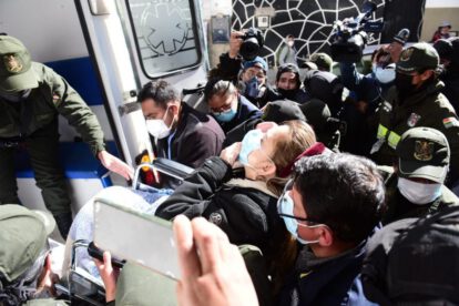 El momento del traslado de Jeanine Añez a un hospital