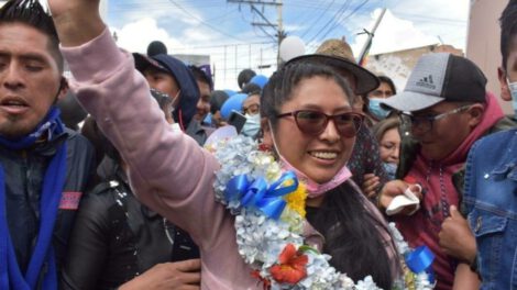 Eva Copa es recibida por los ciudadanos alteños