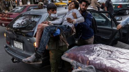 Atentado en el aeropuerto de Kabul con personas heridas siendo trasladadas a hospitales