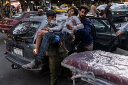 Atentado en el aeropuerto de Kabul con personas heridas siendo trasladadas a hospitales