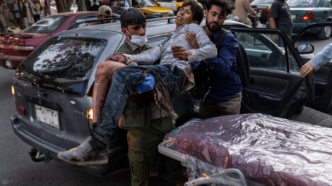 Atentado en el aeropuerto de Kabul con personas heridas siendo trasladadas a hospitales