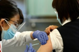 Enfermera japonesa vacunando contra el coronavirus