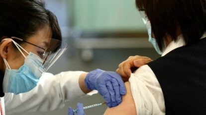 Enfermera japonesa vacunando contra el coronavirus