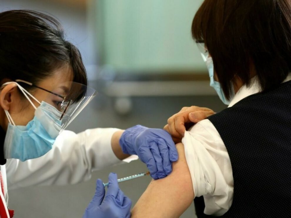 Enfermera japonesa vacunando contra el coronavirus