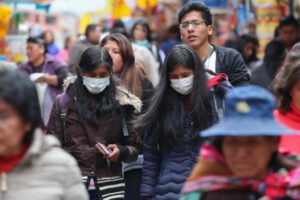 Bolivianos usando barbijos durante la pandemia de Covid-19