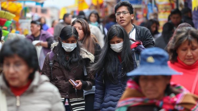 Bolivianos usando barbijos durante la pandemia de Covid-19