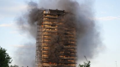 Incendio en edificio de 20 pisos en Milán