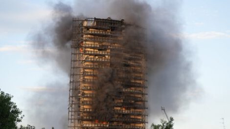 Incendio en edificio de 20 pisos en Milán