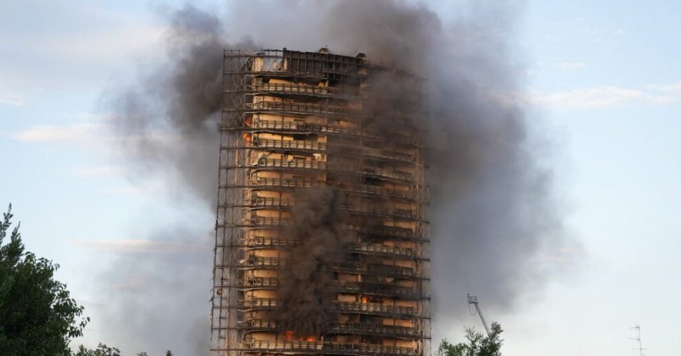 Incendio en edificio de 20 pisos en Milán