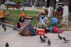 Venta de alimento para palomas en la Plaza 10 de Febrero de Oruro