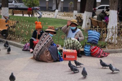 Venta de alimento para palomas en la Plaza 10 de Febrero de Oruro