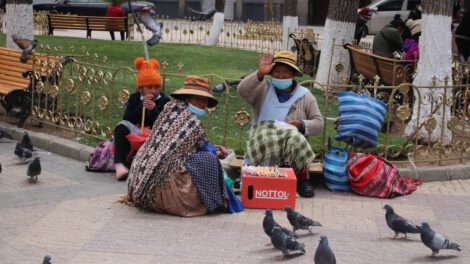Venta de alimento para palomas en la Plaza 10 de Febrero de Oruro