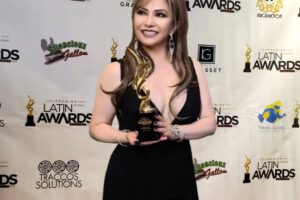 Rosario Arce Premio Estatuilla Dorada