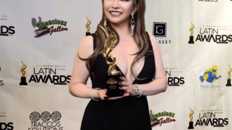 Rosario Arce Premio Estatuilla Dorada