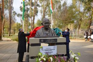 Entrega del busto de Mahatma Gandhi en La Paz