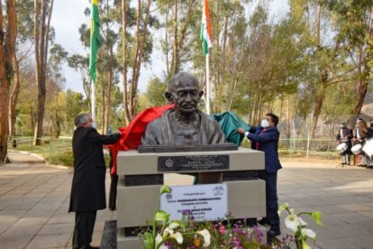 Entrega del busto de Mahatma Gandhi en La Paz