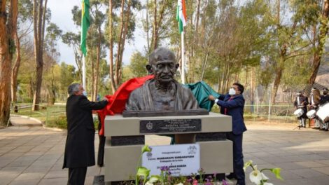 Entrega del busto de Mahatma Gandhi en La Paz