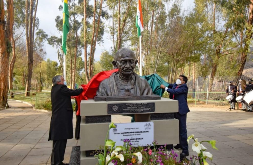 Entrega del busto de Mahatma Gandhi en La Paz