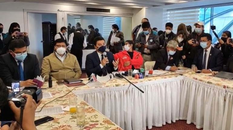 Sueldos personal de salud en reunión de la AMB en La Paz