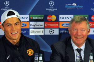 Cristiano Ronaldo junto a Alex Ferguson, quien tuvo un papel clave en su fichaje por el Manchester United