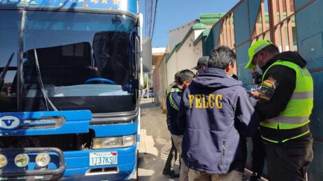 Migrantes haitianos siendo bajados del bus donde viajaban