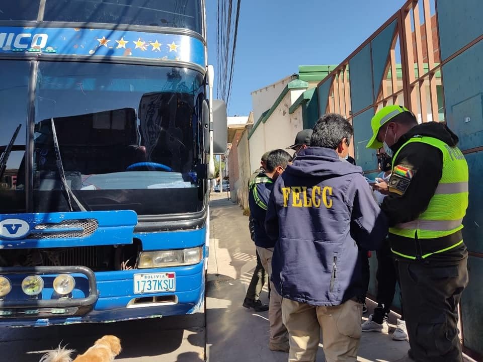 Migrantes haitianos siendo bajados del bus donde viajaban