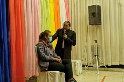 Imar Antezana en sesión de hipnoterapia grupal