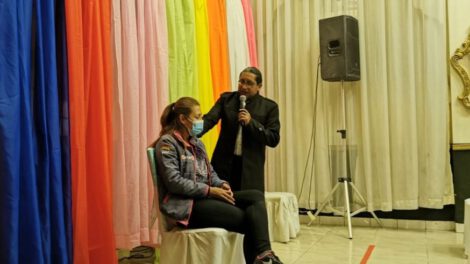 Imar Antezana en sesión de hipnoterapia grupal