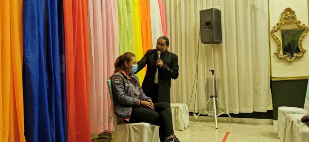 Imar Antezana en sesión de hipnoterapia grupal