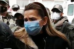 Jeanine Añez fuera del penal de Miraflores
